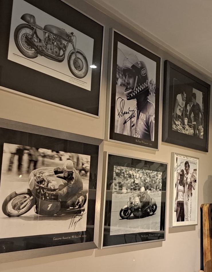 TT Motoren bij bed en breakfast in Eext